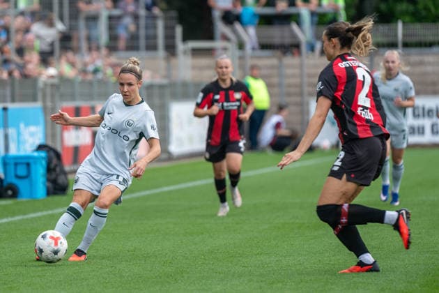 Svenja Huth (VfL Wolfsburg, 10) spielt den Ball an Thea Bjelde (VfL Wolfsburg, 02) vorbei. Bayer 04 Leverkusen vs. VfL Wolfsburg, Fussball, Frauen Bundesliga, 02. Spieltag, Saison 2026 2027, 30.08.2026 DFL DFB Regulations prohibit any use of Photographs as image sequences and or Quasivideo Bayer 04 Leverkusen vs. VfL Wolfsburg, Fussball, Frauen Bundesliga, 02. Spieltag, Saison 2026 2027, 30.08.2026 Leverkusen *** Svenja Huth (VfL Wolfsburg, 10) passes the ball past Thea Bjelde (VfL Wolfsburg, 02) Bayer 04 Leverkusen vs. VfL Wolfsburg, Soccer, Women s Bundesliga, Matchday 02, 2026–2027 Season, August 30, 2026 DFL DFB regulations prohibit any use of photographs as image sequences and or quasi-video Bayer 04 Leverkusen vs. VfL Wolfsburg, soccer, Women’s Bundesliga, Matchday 2, 2026–2027 season, August 30, 2026, Leverkusen Copyright: xEibner-Pressefoto ThomasxHaeslerx EP_THR