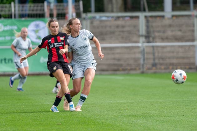 Zweikampf zwischen Sofie Zdebel (Bayer 04 Leverkusen, 16) und Weronika Arasniewicz (VfL Wolfsburg, 15). Bayer 04 Leverkusen vs. VfL Wolfsburg, Fussball, Frauen Bundesliga, 02. Spieltag, Saison 2026 2027, 30.08.2026 DFL DFB Regulations prohibit any use of Photographs as image sequences and or Quasivideo Bayer 04 Leverkusen vs. VfL Wolfsburg, Fussball, Frauen Bundesliga, 02. Spieltag, Saison 2026 2027, 30.08.2026 Leverkusen *** Tackle between Sofie Zdebel (Bayer 04 Leverkusen, 16) and Weronika Arasniewicz (VfL Wolfsburg, 15). Bayer 04 Leverkusen vs. VfL Wolfsburg, Soccer, Women’s Bundesliga, Matchday 2, 2026–2027 season, August 30, 2026 DFL DFB regulations prohibit any use of photographs as image sequences and or quasi-video Bayer 04 Leverkusen vs. VfL Wolfsburg, Soccer, Women’s Bundesliga, Matchday 2, 2026–2027 season, August 30, 2026, Leverkusen Copyright: xEibner-Pressefoto ThomasxHaeslerx EP_THR