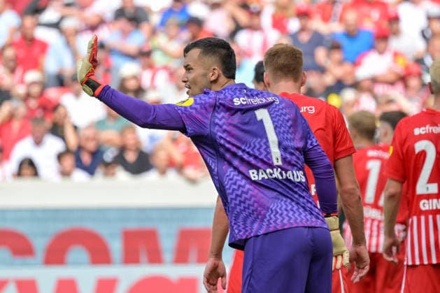 Mio Backhaus (SC Freiburg, 01) mit Gestik. GER, SC Freiburg vs Werder Bremen, Fussball, Bundesliga, 1. Spieltag, Saison 2026 2027, 30.08.2026 DFL DFB REGULATIONS PROHIBIT ANY USE OF PHOTOGRAPHS AS IMAGE SEQUENCES AND OR QUASI-VIDEO GER, SC Freiburg vs Werder Bremen, Fussball, Bundesliga, 1. Spieltag, Saison 2026 2027, 30.08.2026 Freiburg *** Mio Backhaus, SC Freiburg, 01, gesturing (GER), SC Freiburg vs. Werder Bremen, Soccer, Bundesliga, Matchday 1, 2026–2027 Season, August 30, 2026 DFL DFB regulations prohibit any use of photographs as image sequences and or quasi-video GER, SC Freiburg vs. Werder Bremen, Soccer, Bundesliga, Matchday 1, 2026–2027 season, August 30, 2026, Freiburg Copyright: xEibner-Pressefotox EP_THS