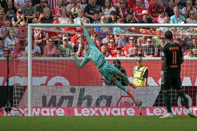Karl Jakob Hein (SV Werder Bremen, 01) Springt einem Ball von Niklas Beste (SC Freiburg, 19) hinterher. GER, SC Freiburg vs Werder Bremen, Fussball, Bundesliga, 1. Spieltag, Saison 2026 2027, 30.08.2026 DFL DFB REGULATIONS PROHIBIT ANY USE OF PHOTOGRAPHS AS IMAGE SEQUENCES AND OR QUASI-VIDEO GER, SC Freiburg vs Werder Bremen, Fussball, Bundesliga, 1. Spieltag, Saison 2026 2027, 30.08.2026 Freiburg *** Karl Jakob Hein (SV Werder Bremen), No. 01, chases after a ball kicked by Niklas Beste (SC Freiburg), No. 19, GER, SC Freiburg vs. Werder Bremen, Soccer, Bundesliga, Matchday 1, 2026–2027 Season, August 30, 2026 DFL DFB regulations prohibit any use of photographs as image sequences and or quasi-video GER, SC Freiburg vs. Werder Bremen, Soccer, Bundesliga, Matchday 1, 2026–2027 season, August 30, 2026, Freiburg Copyright: xEibner-Pressefotox EP_THS