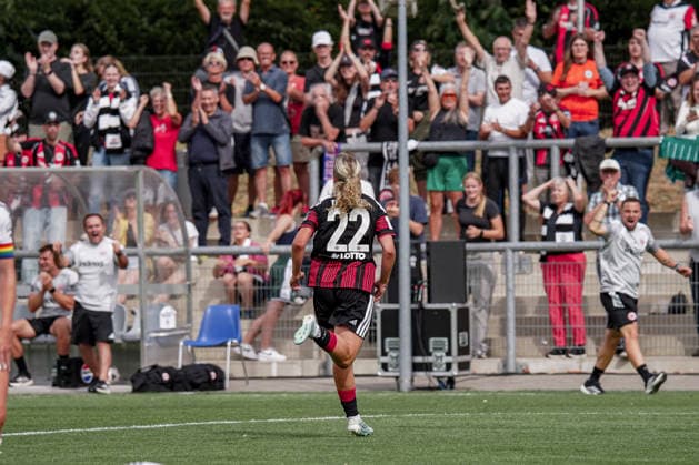 Deutschland: Fussball Saison 2026 2027 , Google Pixel Frauen-Bundesliga , 2. Spieltag , Eintracht Frankfurt Frauen vs. 1. FC Nürnberg Frauen - Stadion am Brentanobad (Frankfurt am Main) : Danique Tolhoek (Eintracht Frankfurt Frauen, 22) Tor, Torjubel, Jubel, Freude, Emotionen, Tor und Torjubel zum 1:1, Zuschauer, Stadion, Fans, Tribüne Frankfurt am Main Stadion am Brentanobad Deutschland Germany *** Germany Soccer Season 2026–2027, Google Pixel Women s Bundesliga, Matchday 2, Eintracht Frankfurt Women vs. 1. FC Nürnberg Women, Stadion am Brentanobad, Frankfurt am Main, Danique Tolhoek (Eintracht Frankfurt Women), 22nd goal, goal celebration, celebration, joy, emotions, goal and goal celebration for the 1–1 tie, spectators, stadium, fans, stands, Frankfurt am Main, Stadion am Brentanobad, Germany Copyright: xBennetxLongx