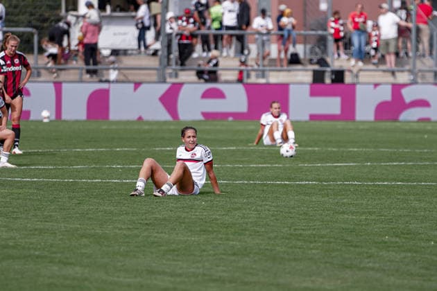 Deutschland: Fussball Saison 2026 2027 , Google Pixel Frauen-Bundesliga , 2. Spieltag , Eintracht Frankfurt Frauen vs. 1. FC Nürnberg Frauen - Stadion am Brentanobad (Frankfurt am Main) : enttäuschte Spielerinnen nach Abpfiff,Mimik, Gesichtsausdruck, Emotion, am Boden Frankfurt am Main Stadion am Brentanobad Deutschland Germany *** Germany Soccer Season 2026–2027, Google Pixel Women s Bundesliga, Matchday 2, Eintracht Frankfurt Women vs. 1. FC Nürnberg Women, Stadion am Brentanobad, Frankfurt am Main; disappointed players after the final whistle, facial expressions, emotions, on the ground, Frankfurt am Main, Stadion am Brentanobad, Germany Copyright: xBennetxLongx