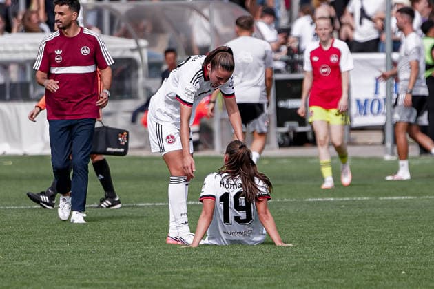 Deutschland: Fussball Saison 2026 2027 , Google Pixel Frauen-Bundesliga , 2. Spieltag , Eintracht Frankfurt Frauen vs. 1. FC Nürnberg Frauen - Stadion am Brentanobad (Frankfurt am Main) : Julia Pollak (1. FC Nürnberg Frauen, 22) und Sanja Homann (1. FC Nürnberg Frauen, 19) nach dem Spiel Frankfurt am Main Stadion am Brentanobad Deutschland Germany *** Germany Soccer Season 2026–2027, Google Pixel Women s Bundesliga, Matchday 2, Eintracht Frankfurt Women vs. 1. FC Nürnberg Women, Stadion am Brentanobad, Frankfurt am Main, Julia Pollak (1. FC Nürnberg Women, 22) and Sanja Homann (1. FC Nürnberg Women, 19) after the game, Frankfurt am Main, Stadion am Brentanobad, Germany Copyright: xBennetxLongx