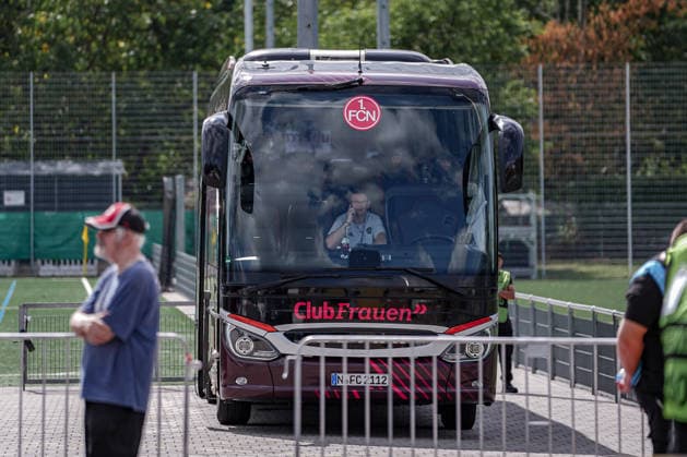 Deutschland: Fussball Saison 2026 2027 , Google Pixel Frauen-Bundesliga , 2. Spieltag , Eintracht Frankfurt Frauen vs. 1. FC Nürnberg Frauen - Stadion am Brentanobad (Frankfurt am Main) : Nürnberger Mannschaftsbus Frankfurt am Main Stadion am Brentanobad Deutschland Germany *** Germany Soccer Season 2026–2027, Google Pixel Women s Bundesliga, Matchday 2, Eintracht Frankfurt Women vs. 1. FC Nürnberg Women, Stadion am Brentanobad, Frankfurt am Main, Nürnberg team bus, Frankfurt am Main, Stadion am Brentanobad, Germany Copyright: xBennetxLongx