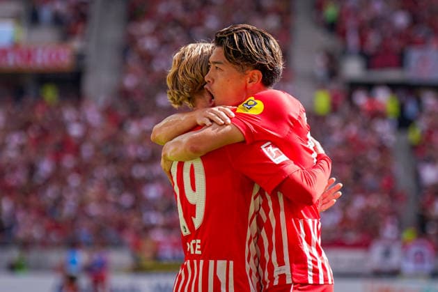 Deutschland: Fussball Bundesliga Saison 2026 - 2027, 1. Spieltag - SC Freiburg vs Werder Bremen - Europa Park Stadion (Freiburg): Tor und Torjubel zum 1:0 durch Yuito Suzuki (SC Freiburg, 14) Freude, Emotionen, Jubel mit Niklas Beste (SC Freiburg, 19) *** Germany Soccer Bundesliga 2026–2027 Season, Matchday 1: SC Freiburg vs. Werder Bremen at Europa-Park Stadium in Freiburg; goal and celebration following the 1–0 goal by Yuito Suzuki (SC Freiburg), 14; joy, emotions, and celebration with Niklas Beste (SC Freiburg), 19 Copyright: xJOERANxSTEINSIEKx