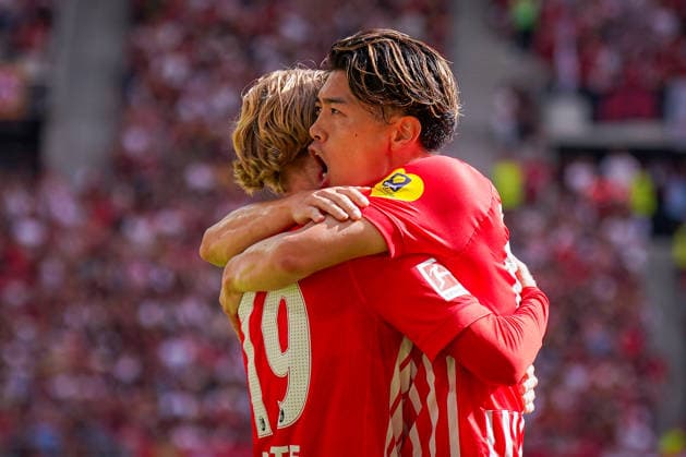 Deutschland: Fussball Bundesliga Saison 2026 - 2027, 1. Spieltag - SC Freiburg vs Werder Bremen - Europa Park Stadion (Freiburg): Tor und Torjubel zum 1:0 durch Yuito Suzuki (SC Freiburg, 14) Freude, Emotionen, Jubel mit Niklas Beste (SC Freiburg, 19) *** Germany Soccer Bundesliga 2026–2027 Season, Matchday 1: SC Freiburg vs. Werder Bremen at Europa-Park Stadium in Freiburg; goal and celebration following the 1–0 goal by Yuito Suzuki (SC Freiburg), 14; joy, emotions, and celebration with Niklas Beste (SC Freiburg), 19 Copyright: xJOERANxSTEINSIEKx