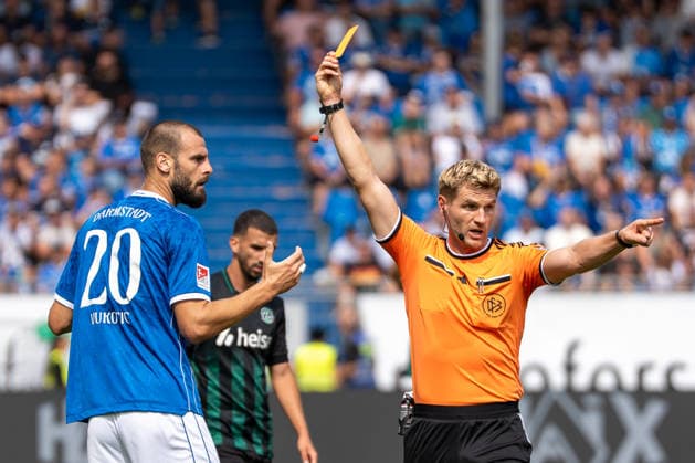 2. Bundesliga: SV Darmstadt 98 vs Hannover 96, Merck-Stadion am Böllenfalltor, 30.08.2026 Aleksandar VukotiÄ‡ (SV Darmstadt 98, 20) begeht ein Handspiel und wird anschließend vom Timo Gerach (Schiedsrichter) mit der Roten Karte des Feldes verwiesen. 2. Bundesliga: SV Darmstadt 98 vs Hannover 96, Merck-Stadion am Böllenfalltor, 30.08.2026 DFB DFL REGULATIONS PROHIBIT ANY USE OF PHOTOGRAPHS AS IMAGE SEQUENCES AND OR QUASI-VIDEO. *** 2. Bundesliga: SV Darmstadt 98 vs. Hannover 96, Merck Stadium at Böllenfalltor, August 30, 2026, Aleksandar Vukotic SV Darmstadt 98, No. 20, commits a handball and is subsequently sent off with a red card by referee Timo Gerach. 2. Bundesliga: SV Darmstadt 98 vs. Hannover 96, Merck Stadium at Böllenfalltor, August 30, 2026 DFB and DFL regulations prohibit any use of photographs as image sequences and or quasi-video. Copyright: xBEAUTIFULxSPORTS Hillx