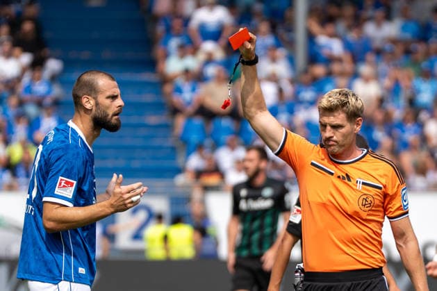2. Bundesliga: SV Darmstadt 98 vs Hannover 96, Merck-Stadion am Böllenfalltor, 30.08.2026 Aleksandar VukotiÄ‡ (SV Darmstadt 98, 20) begeht ein Handspiel und wird anschließend vom Timo Gerach (Schiedsrichter) mit der Roten Karte des Feldes verwiesen. 2. Bundesliga: SV Darmstadt 98 vs Hannover 96, Merck-Stadion am Böllenfalltor, 30.08.2026 DFB DFL REGULATIONS PROHIBIT ANY USE OF PHOTOGRAPHS AS IMAGE SEQUENCES AND OR QUASI-VIDEO. *** 2. Bundesliga: SV Darmstadt 98 vs. Hannover 96, Merck Stadium at Böllenfalltor, August 30, 2026, Aleksandar Vukotic SV Darmstadt 98, No. 20, commits a handball and is subsequently sent off with a red card by referee Timo Gerach. 2. Bundesliga: SV Darmstadt 98 vs. Hannover 96, Merck Stadium at Böllenfalltor, August 30, 2026 DFB and DFL regulations prohibit any use of photographs as image sequences and or quasi-video. Copyright: xBEAUTIFULxSPORTS Hillx