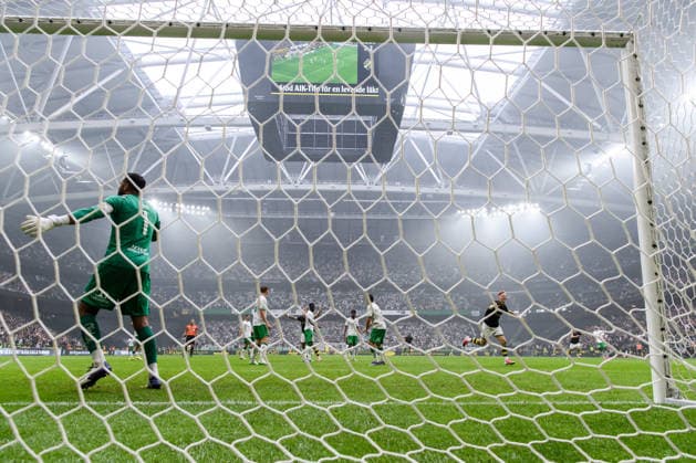260830 AIKs Sixten Gustafsson jublar efter 3-2 samtidigt som Hammarbys malvakt Warner Hahn deppar under fotbollsmatchen i Allsvenskan mellan AIK och Hammarby den 30 augusti 2026 i Stockholm. Copyright: JESPERxZERMAN BB260830JZ067