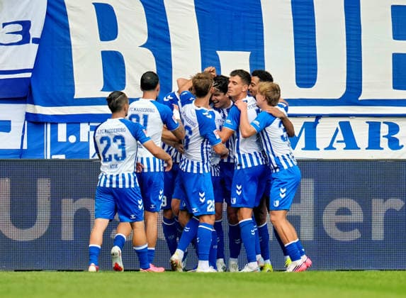 Spieler des 1. FC Magdeburg jubeln nach ihrem zweiten Tor des Spiels. GER, 1. FC Magdeburg vs Holstein Kiel, 2. Bundesliga, 3. Spieltag, Saison 2026-27, Avnet Arena, Magdeburg, 30.08.2026 DFL REGULATIONS PROHIBIT ANY USE OF PHOTOGRAPHS AS IMAGE SEQUENCES AND OR QUASI-VIDEO GER, 1. FC Magdeburg vs Holstein Kiel, 2. Bundesliga, 3. Spieltag, Saison 2026-27, 30.08.2026 Magdeburg *** Players from 1 FC Magdeburg celebrate after scoring their second goal of the game GER, 1 FC Magdeburg vs. Holstein Kiel, 2. Bundesliga, Matchday 3, 2026–27 season, Avnet Arena, Magdeburg, August 30, 2026 DFL REGULATIONS PROHIBIT ANY USE OF PHOTOGRAPHS AS IMAGE SEQUENCES AND OR QUASI-VIDEO GER, 1 FC Magdeburg vs. Holstein Kiel, 2. Bundesliga, Matchday 3, 2026–27 season, August 30, 2026, Magdeburg Copyright: xEibner-Pressefoto ScottxColemanx EP_SCN