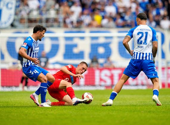 Eldin Dzogovic (1. FC Magdeburg, 4) kaempft mit Ivan Nekic (Holstein Kiel, 13) um den Ball, waehrend Falko Michel (1. FC Magdeburg, 21) die Szene beobachtet. GER, 1. FC Magdeburg vs Holstein Kiel, 2. Bundesliga, 3. Spieltag, Saison 2026-27, Avnet Arena, Magdeburg, 30.08.2026 DFL REGULATIONS PROHIBIT ANY USE OF PHOTOGRAPHS AS IMAGE SEQUENCES AND OR QUASI-VIDEO GER, 1. FC Magdeburg vs Holstein Kiel, 2. Bundesliga, 3. Spieltag, Saison 2026-27, 30.08.2026 Magdeburg *** Eldin Dzogovic (1 FC Magdeburg, 4) battles Ivan Nekic (Holstein Kiel, 13) for the ball while Falko Michel (1 FC Magdeburg, 21) watches the action GER, 1 FC Magdeburg vs. Holstein Kiel, 2. Bundesliga, Matchday 3, 2026–27 season, Avnet Arena, Magdeburg, August 30, 2026. DFL regulations prohibit any use of photographs as image sequences and or quasi-video. GER, 1 FC Magdeburg vs. Holstein Kiel, 2. Bundesliga, Matchday 3, 2026–27 season, August 30, 2026, Magdeburg Copyright: xEibner-Pressefoto ScottxColemanx EP_SCN