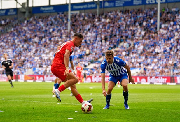 Adrian Kapralik (Holstein Kiel, 20) im Zweikampf mit Alexander Nollenberger (1. FC Magdeburg, 17) GER, 1. FC Magdeburg vs Holstein Kiel, 2. Bundesliga, 3. Spieltag, Saison 2026-27, Avnet Arena, Magdeburg, 30.08.2026 DFL REGULATIONS PROHIBIT ANY USE OF PHOTOGRAPHS AS IMAGE SEQUENCES AND OR QUASI-VIDEO GER, 1. FC Magdeburg vs Holstein Kiel, 2. Bundesliga, 3. Spieltag, Saison 2026-27, 30.08.2026 Magdeburg *** Adrian Kapralik of Holstein Kiel, 20, in a tackle with Alexander Nollenberger of 1. FC Magdeburg, 17, GER; 1. FC Magdeburg vs. Holstein Kiel, 2. Bundesliga, Matchday 3, 2026–27 season, Avnet Arena, Magdeburg, August 30, 2026 DFL regulations prohibit any use of photographs as image sequences and or quasi-video GER, 1 FC Magdeburg vs. Holstein Kiel, 2. Bundesliga, Matchday 3, 2026–27 Season, August 30, 2026, Magdeburg Copyright: xEibner-Pressefoto ScottxColemanx EP_SCN