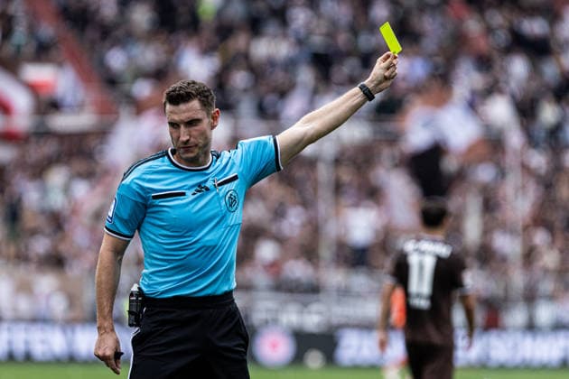 2. Fußball Bundesliga: FC St. Pauli - 1. FC Kaiserslautern; 30.08.2026 Eric Weisbach (Schiedsrichter, Halle) zeigt gelbe Karte 2. Fußball Bundesliga 3.Spieltag: FC St. Pauli - 1. FC Kaiserslautern; Millerntor-Stadion, Hamburg, St. Pauli; 30.08.2026 DFL regulations prohibit any use of photographs as image sequences and or quasi video. *** 2 German Bundesliga: FC St. Pauli 1, FC Kaiserslautern 30 August 2026. Referee Eric Weisbach shows a yellow card. 2 German Bundesliga, Matchday 3: FC St. Pauli 1, FC Kaiserslautern at Millerntor Stadium, Hamburg, St. Pauli, August 30, 2026 DFL regulations prohibit any use of photographs as image sequences and or quasi-video Copyright: xBEAUTIFULxSPORTS Buriakovx