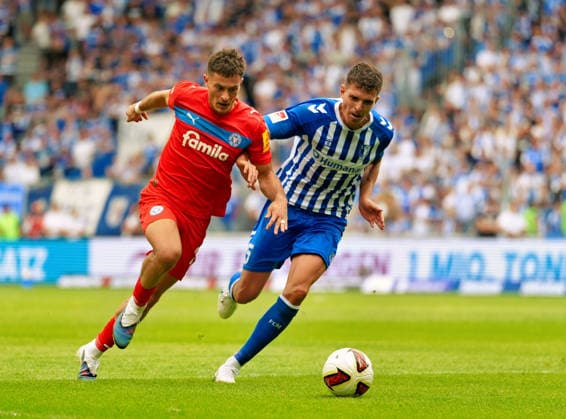 Adrian Kapralik (Holstein Kiel, 20) im Zweikampf mit Tobias Mueller (1. FC Magdeburg, 5) GER, 1. FC Magdeburg vs Holstein Kiel, 2. Bundesliga, 3. Spieltag, Saison 2026-27, Avnet Arena, Magdeburg, 30.08.2026 DFL REGULATIONS PROHIBIT ANY USE OF PHOTOGRAPHS AS IMAGE SEQUENCES AND OR QUASI-VIDEO GER, 1. FC Magdeburg vs Holstein Kiel, 2. Bundesliga, 3. Spieltag, Saison 2026-27, 30.08.2026 Magdeburg *** Adrian Kapralik of Holstein Kiel, 20, in a tackle with Tobias Mueller of 1. FC Magdeburg, 5 GER, 1. FC Magdeburg vs. Holstein Kiel, 2. Bundesliga, Matchday 3, 2026–27 season, Avnet Arena, Magdeburg, August 30, 2026 DFL regulations prohibit any use of photographs as image sequences and or quasi-video GER, 1 FC Magdeburg vs. Holstein Kiel, 2. Bundesliga, Matchday 3, 2026–27 season, August 30, 2026, Magdeburg Copyright: xEibner-Pressefoto ScottxColemanx EP_SCN