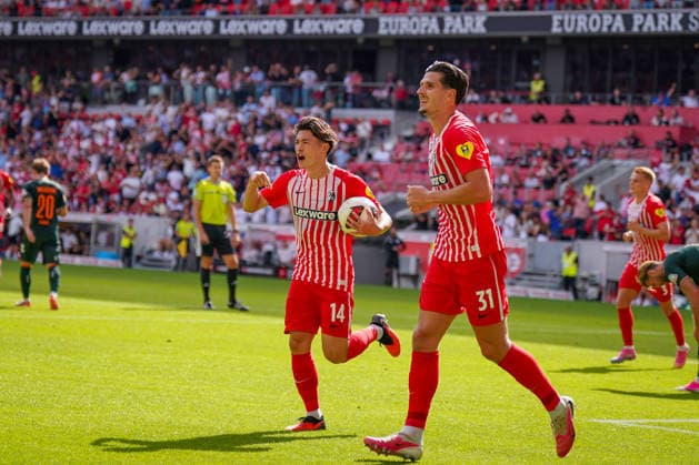 Deutschland: Fussball Bundesliga Saison 2026 - 2027, 1. Spieltag - SC Freiburg vs Werder Bremen - Europa Park Stadion (Freiburg): Yuito Suzuki (SC Freiburg, 14) Igor Matanovic (SC Freiburg, 31) Tor und Torjubel, Freude, Emotionen, Jubel - Sponsoren, Werbung, Wirtschaft, Werbebande, Ausrüstung Lexware *** Germany Soccer Bundesliga 2026–2027 Season, Matchday 1: SC Freiburg vs. Werder Bremen, Europa-Park Stadium, Freiburg; Yuito Suzuki (SC Freiburg), 14 Igor Matanovic (SC Freiburg), 31 Goal and goal celebration, joy, emotions, cheering; Sponsors, advertising, business, advertising banners, equipment: Lexware Copyright: xJOERANxSTEINSIEKx