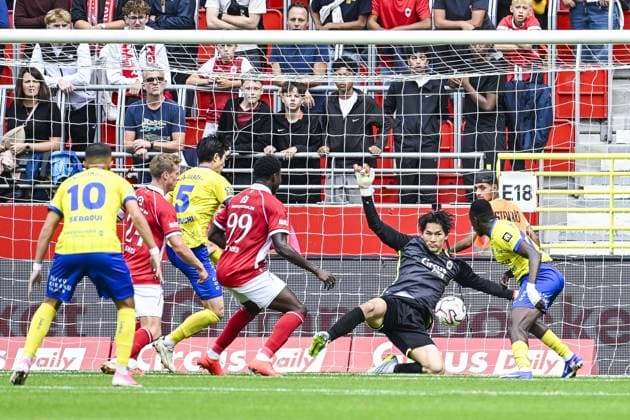 Antwerp s goalkeeper Taishi Brandon Nozawa and STVV s Oumar Diouf pictured in action during a soccer match between Royal Antwerp FC and Sint-Truidense V.V., Sunday 30 August 2026 in Antwerp, on day 4 of the 2026-2027 Jupiler Pro League first division of the Belgian championship. TOM GOYVAERTS TomxGoyvaerts  x184748749x