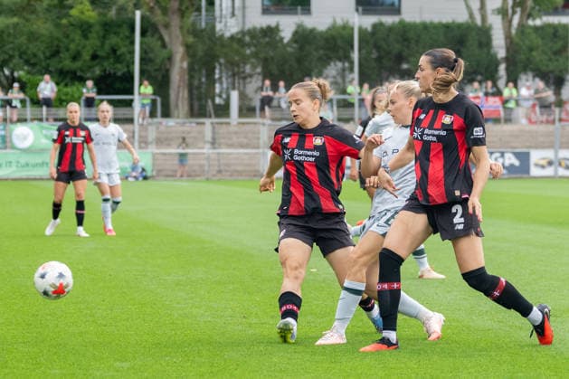 Zweikampf zwischen Selina Ostermeier (Bayer 04 Leverkusen, 02) und Cora Zicai (VfL Wolfsburg, 28). Bayer 04 Leverkusen vs. VfL Wolfsburg, Fussball, Frauen Bundesliga, 02. Spieltag, Saison 2026 2027, 30.08.2026 DFL DFB Regulations prohibit any use of Photographs as image sequences and or Quasivideo Bayer 04 Leverkusen vs. VfL Wolfsburg, Fussball, Frauen Bundesliga, 02. Spieltag, Saison 2026 2027, 30.08.2026 Leverkusen *** Tackle between Selina Ostermeier (Bayer 04 Leverkusen, No. 02) and Cora Zicai (VfL Wolfsburg, No. 28) – Bayer 04 Leverkusen vs. VfL Wolfsburg, Soccer, Women’s Bundesliga, Matchday 02, 2026–2027 Season, August 30, 2026 DFL DFB regulations prohibit any use of photographs as image sequences and or quasi-video Bayer 04 Leverkusen vs. VfL Wolfsburg, soccer, Women’s Bundesliga, Matchday 2, 2026–2027 season, August 30, 2026, Leverkusen Copyright: xEibner-Pressefoto ThomasxHaeslerx EP_THR