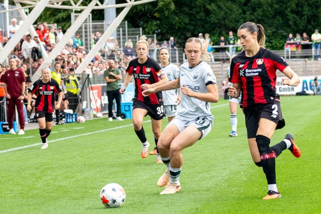 Zweikampf zwischen Weronika Arasniewicz (VfL Wolfsburg, 15) und Selina Ostermeier (Bayer 04 Leverkusen, 02). Bayer 04 Leverkusen vs. VfL Wolfsburg, Fussball, Frauen Bundesliga, 02. Spieltag, Saison 2026 2027, 30.08.2026 DFL DFB Regulations prohibit any use of Photographs as image sequences and or Quasivideo Bayer 04 Leverkusen vs. VfL Wolfsburg, Fussball, Frauen Bundesliga, 02. Spieltag, Saison 2026 2027, 30.08.2026 Leverkusen *** Tackle between Weronika Arasniewicz (VfL Wolfsburg, 15) and Selina Ostermeier (Bayer 04 Leverkusen, 02) – Bayer 04 Leverkusen vs. VfL Wolfsburg, Soccer, Women’s Bundesliga, Matchday 02, 2026–2027 Season, August 30, 2026. DFL and DFB regulations prohibit any use of photographs as image sequences and or quasi-video. Bayer 04 Leverkusen vs. VfL Wolfsburg, soccer, Women’s Bundesliga, Matchday 2, 2026–2027 season, August 30, 2026, Leverkusen Copyright: xEibner-Pressefoto ThomasxHaeslerx EP_THR