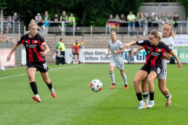 Zweikampf zwischen Sofie Zdebel (Bayer 04 Leverkusen, 16) und Weronika Arasniewicz (VfL Wolfsburg, 15). Bayer 04 Leverkusen vs. VfL Wolfsburg, Fussball, Frauen Bundesliga, 02. Spieltag, Saison 2026 2027, 30.08.2026 DFL DFB Regulations prohibit any use of Photographs as image sequences and or Quasivideo Bayer 04 Leverkusen vs. VfL Wolfsburg, Fussball, Frauen Bundesliga, 02. Spieltag, Saison 2026 2027, 30.08.2026 Leverkusen *** Tackle between Sofie Zdebel of Bayer 04 Leverkusen, 16, and Weronika Arasniewicz of VfL Wolfsburg, 15; Bayer 04 Leverkusen vs. VfL Wolfsburg, Soccer, Women’s Bundesliga, Matchday 2, 2026–2027 season, August 30, 2026 DFL DFB regulations prohibit any use of photographs as image sequences and or quasi-video Bayer 04 Leverkusen vs. VfL Wolfsburg, soccer, Women’s Bundesliga, Matchday 2, 2026–2027 season, August 30, 2026, Leverkusen Copyright: xEibner-Pressefoto ThomasxHaeslerx EP_THR