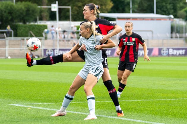 Zweikampf zwischen Anny Kerim Lindland (VfL Wolfsburg, 38) und Selina Ostermeier (Bayer 04 Leverkusen, 02). Bayer 04 Leverkusen vs. VfL Wolfsburg, Fussball, Frauen Bundesliga, 02. Spieltag, Saison 2026 2027, 30.08.2026 DFL DFB Regulations prohibit any use of Photographs as image sequences and or Quasivideo Bayer 04 Leverkusen vs. VfL Wolfsburg, Fussball, Frauen Bundesliga, 02. Spieltag, Saison 2026 2027, 30.08.2026 Leverkusen *** Tackle between Anny Kerim Lindland of VfL Wolfsburg, 38, and Selina Ostermeier of Bayer 04 Leverkusen, 02; Bayer 04 Leverkusen vs. VfL Wolfsburg, Soccer, Women’s Bundesliga, Matchday 02, 2026–2027 Season, August 30, 2026 DFL DFB regulations prohibit any use of photographs as image sequences and or quasi-video Bayer 04 Leverkusen vs. VfL Wolfsburg, soccer, Women’s Bundesliga, Matchday 2, 2026–2027 season, August 30, 2026, Leverkusen Copyright: xEibner-Pressefoto ThomasxHaeslerx EP_THR