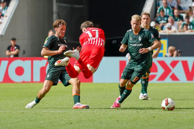 Olivier Deman (SV Werder Bremen, 02), Lukas Kübler, Kubler (SC Freiburg, 17) und Marco Grüll, Grull (SV Werder Bremen, 17) im Kampf um den Ball , Deutschland, Fussball, 1. Bundesliga, 1.Spieltag, 2026 2027, SC Freiburg vs. SV Werder Bremen, 30.08.2026, Freiburg im Breisgau Europa-Park Stadion Deutschland *** Olivier Deman (SV Werder Bremen), 02; Lukas Kübler (SC Freiburg), 17; and Marco Grüll (SV Werder Bremen), 17, battling for the ball; Germany, soccer, Bundesliga 1, Matchday 1, 2026–2027, SC Freiburg vs. SV Werder Bremen, August 30, 2026, Freiburg im Breisgau, Europa-Park Stadium, Germany Copyright: xGrantxHubbsx