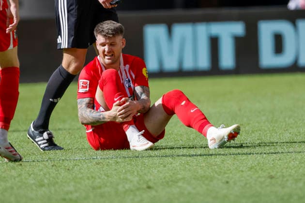 Lukas Kübler, Kubler (SC Freiburg, 17) verletzt am Boden , Deutschland, Fussball, 1. Bundesliga, 1.Spieltag, 2026 2027, SC Freiburg vs. SV Werder Bremen, 30.08.2026, Freiburg im Breisgau Europa-Park Stadion Deutschland *** Lukas Kübler, SC Freiburg, 17, injured on the ground, Germany, soccer, Bundesliga 1, Matchday 1, 2026–2027, SC Freiburg vs. SV Werder Bremen, August 30, 2026, Freiburg im Breisgau, Europa-Park Stadium, Germany Copyright: xGrantxHubbsx