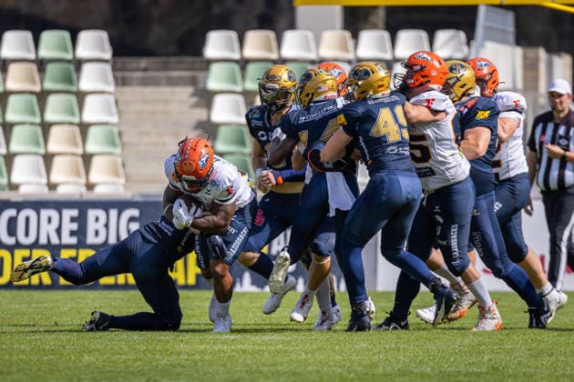 Lennies Mcferren (ifm Razorbacks Ravensburg, 11 Running Back) is stoped by the Dresden Monarchs defender Dresden Monarchs vs ifm Razorbacks Ravensburg, American Football, German Football League, Week 17, 2026, 30.08.2026, Dresden Heinz-Steyer-Stadion Saxony Germany Copyright: xPFA SebastianxJustx