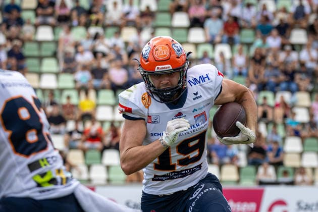 Aidan Enneking (ifm Razorbacks Ravensburg, 19 Tight End) runs the ball Dresden Monarchs vs ifm Razorbacks Ravensburg, American Football, German Football League, Week 17, 2026, 30.08.2026, Dresden Heinz-Steyer-Stadion Saxony Germany Copyright: xPFA SebastianxJustx