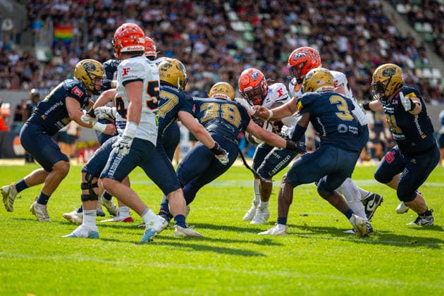 Lennies Mcferren (ifm Razorbacks Ravensburg, 11 Running Back) is tackled by Florian Zur Nieden (Dresden Monarchs, 38 Linebacker) Dresden Monarchs vs ifm Razorbacks Ravensburg, American Football, German Football League, Week 17, 2026, 30.08.2026, Dresden Heinz-Steyer-Stadion Saxony Germany Copyright: xPFA SebastianxJustx