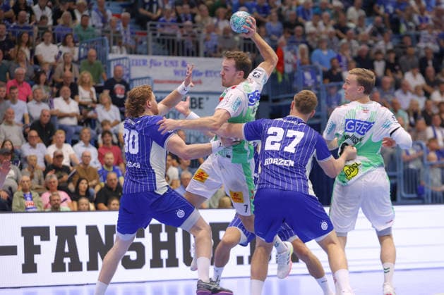 30.08.2026, xtgx, Handball Opel HBL, VfL Gummersbach - SC Magdeburg emspor, v.l. Felix Claar (Magdeburg, 7) wirft Tor, Torschuetze, erzielt Tor, Treffer, scores the goal Gummersbach