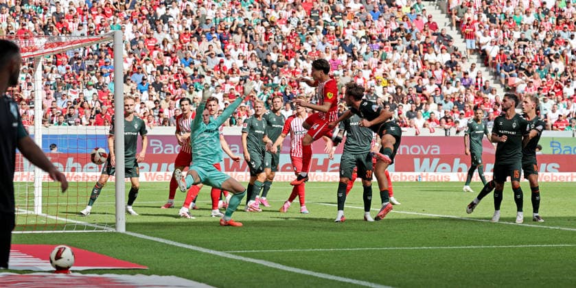 30.08.26 SC Freiburg - SV Werder Bremen Deutschland, Freiburg, 30.08.2026, Fussball, Bundesliga, Saison 2026 2027, SC Freiburg - SV Werder Bremen: v.l. Karl Hein (SV Werder Bremen), Yuito Suzuki (SC Freiburg); Tor 0:1 Suzuki. *** August 30, 2026 SC Freiburg vs. SV Werder Bremen Germany, Freiburg, August 30, 2026, Soccer, Bundesliga, 2026–2027 Season, SC Freiburg vs. SV Werder Bremen; from left: Karl Hein (SV Werder Bremen), Yuito Suzuki (SC Freiburg); Goal: 0–1 (Suzuki)
