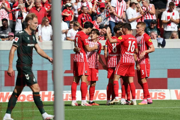 30.08.26 SC Freiburg - SV Werder Bremen Deutschland, Freiburg, 30.08.2026, Fussball, Bundesliga, Saison 2026 2027, SC Freiburg - SV Werder Bremen: v.l. Igor Matanovic, Yuito Suzuki (beide SC Freiburg); Jubel Tor 1:0 Suzuki. *** August 30, 2026 SC Freiburg vs. SV Werder Bremen Germany, Freiburg, August 30, 2026, Soccer, Bundesliga, 2026–2027 Season, SC Freiburg vs. SV Werder Bremen; from left: Igor Matanovic, Yuito Suzuki (both SC Freiburg) celebrating the 1–0 goal by Suzuki