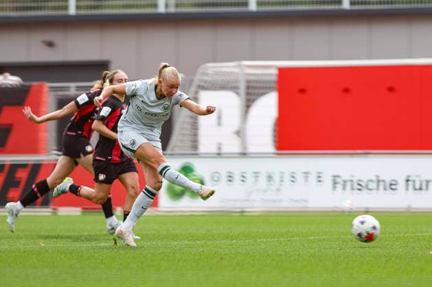 30.08.2026, GER, Fussball, Frauen, Google-Pixel Frauen- Bundesliga , Saison 2026 2027, Bayer 04 Leverkusen - VfL Wolfsburg Edda Peddemors (Wolfsburg) schießt ein Tor Leverkusen Ulrich-Haberland-Stadion Nordrhein-Westfalen Deutschland *** August 30, 2026, GER, Soccer, Women s, Google Pixel Women s Bundesliga, 2026–2027 Season, Bayer 04 Leverkusen vs. VfL Wolfsburg; Edda Peddemor s Wolfsburg scores a goal at Leverkusen s Ulrich Haberland Stadium, North Rhine-Westphalia, Germany Copyright: xAdrianxSchlüterx