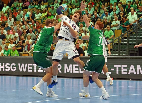 30.08.2026, xovx, Handball Opel Handball-Bundesliga, HSG Wetzlar - SG BBM Bietigheim v.l.Petter Överby (HSG Wetzlar), Fynn-Luca Nicolaus (SG BBM Bietigheim), Tomas Piroch (HSG Wetzlar) Wetzlar Buderus Arena Hessen Deutschland (DE)