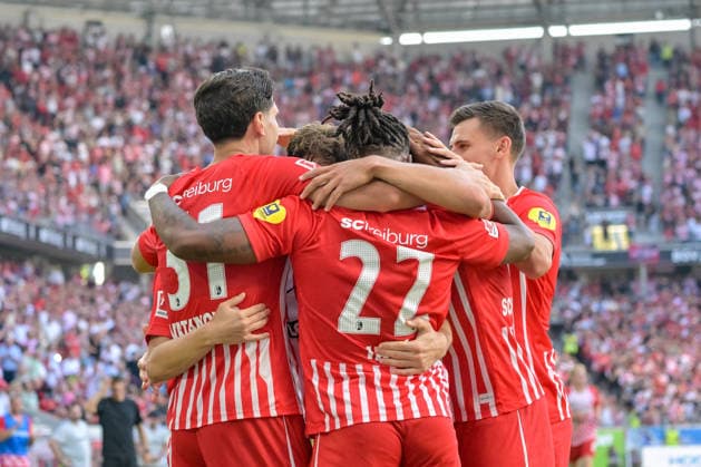 Jubel zum Tor zum 3:0 durch Yuito Suzuki (SC Freiburg, 14) mit Igor Matanovic (SC Freiburg, 31), Berkay Yilmaz (SC Freiburg, 27), Derry Scherhant (SC Freiburg, 07) GER, SC Freiburg vs Werder Bremen, Fussball, Bundesliga, 1. Spieltag, Saison 2026 2027, 30.08.2026 DFL DFB REGULATIONS PROHIBIT ANY USE OF PHOTOGRAPHS AS IMAGE SEQUENCES AND OR QUASI-VIDEO GER, SC Freiburg vs Werder Bremen, Fussball, Bundesliga, 1. Spieltag, Saison 2026 2027, 30.08.2026 Freiburg *** Celebration of the 3-0 goal by Yuito Suzuki (SC Freiburg, 14), with Igor Matanovic (SC Freiburg, 31), Berkay Yilmaz (SC Freiburg, 27), and Derry Scherhant (SC Freiburg), 07 GER, SC Freiburg vs. Werder Bremen, Soccer, Bundesliga, Matchday 1, 2026–2027 season, August 30, 2026 DFL DFB regulations prohibit any use of photographs as image sequences and or quasi-video GER, SC Freiburg vs. Werder Bremen, soccer, Bundesliga, Matchday 1, 2026–2027 season, August 30, 2026, Freiburg Copyright: xEibner-Pressefotox EP_THS
