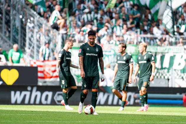 30.08.2026, GER, Fussball, Herren, 1. Bundesliga, Saison 2026 2027, 1. Spieltag, SC Freiburg vs. SV Werder Bremen Ludovit Reis ( Werder Bremen, 15 ) ärgert sich über das Tor Gegentor zum 2:0, dahinter Fans Zuschauer im Gästeblock, DFB DFL regulations prohibit any use of photographs as image sequences and or quasi-video Freiburg Europapark Stadion Baden-Württemberg Deutschland *** August 30, 2026, GER, Soccer, Men s, Bundesliga 1, 2026–2027 Season, Matchday 1, SC Freiburg vs. SV Werder Bremen: Ludovit Reis of Werder Bremen (No. 15) is frustrated by the goal that made the score 2–0; behind him are fans in the visitors’ section. DFB and DFL regulations prohibit any use of photographs as image sequences and or quasi-video. Freiburg, Europapark Stadium, Baden-Württemberg, Germany Copyright: xNordphoto Memmlerx