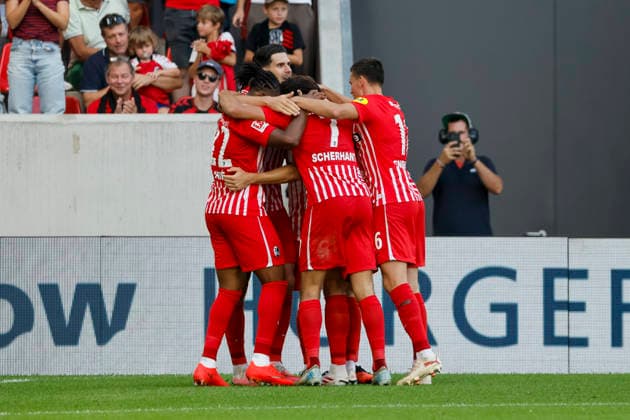 Torjubel SC Freiburg beim 3:0 durch Yuito Suzuki (SC Freiburg, 14) , Deutschland, Fussball, 1. Bundesliga, 1.Spieltag, 2026 2027, SC Freiburg vs. SV Werder Bremen, 30.08.2026, Freiburg im Breisgau Europa-Park Stadion Deutschland *** SC Freiburg celebrates Yuito Suzuki s goal to make it 3–0. SC Freiburg, 14, Germany, Soccer, Bundesliga 1, Matchday 1, 2026–2027, SC Freiburg vs. SV Werder Bremen, August 30, 2026, Freiburg im Breisgau, Europa-Park Stadium, Germany Copyright: xGrantxHubbsx