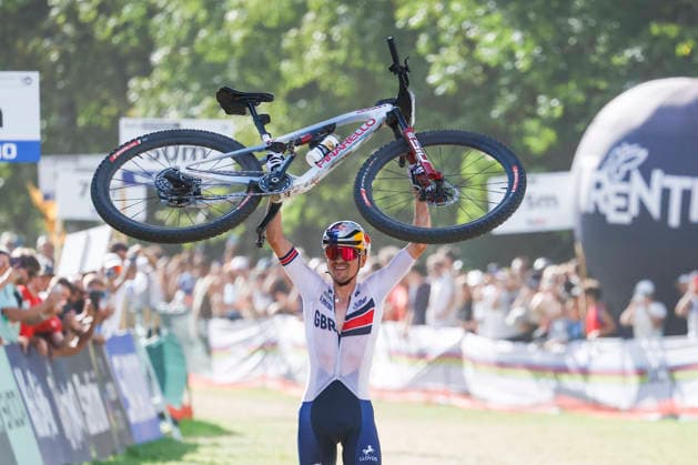 TRENTO, ITALY - AUGUST 30: Thomas Pidcock from Great Britain celebrates the victory by raising his bike into the air before crossing the finish line during the Uci Mountainbike World Championship, WM, Weltmeisterschaft - Men Elite Cross-County World Championships at Val di Sole on August 30, 2026 in Trento, Italy. Trento Val di Sole Trento Italy Copyright: xJustPictures.ch FrancescoxMinghettix jp-en-EuSpIm-JP6_FRM_UCIWC_ManXCO_30Aug_000340