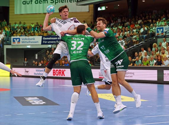 30.08.2026, xovx, Handball Opel Handball-Bundesliga, HSG Wetzlar - SG BBM Bietigheim v.l. Maxim Orlov (SG BBM Bietigheim), Nikolaj Laesö (HSG Wetzlar), Petter Överby (HSG Wetzlar) Wetzlar Buderus Arena Hessen Deutschland (DE)