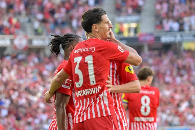 Jubel zum Tor zum 4:0 durch Yuito Suzuki (SC Freiburg, 14) mit Igor Matanovic (SC Freiburg, 31) mit Matthias Ginter (SC Freiburg, 28) GER, SC Freiburg vs Werder Bremen, Fussball, Bundesliga, 1. Spieltag, Saison 2026 2027, 30.08.2026 DFL DFB REGULATIONS PROHIBIT ANY USE OF PHOTOGRAPHS AS IMAGE SEQUENCES AND OR QUASI-VIDEO GER, SC Freiburg vs Werder Bremen, Fussball, Bundesliga, 1. Spieltag, Saison 2026 2027, 30.08.2026 Freiburg *** Celebration of the 4-0 goal by Yuito Suzuki (SC Freiburg, 14) with Igor Matanovic (SC Freiburg, 31) and Matthias Ginter (SC Freiburg, 28, GER), SC Freiburg vs. Werder Bremen, soccer, Bundesliga, Matchday 1, 2026–2027 season, August 30, 2026 DFL DFB regulations prohibit any use of photographs as image sequences and or quasi-video GER, SC Freiburg vs. Werder Bremen, soccer, Bundesliga, Matchday 1, 2026–2027 season, August 30, 2026, Freiburg Copyright: xEibner-Pressefotox EP_THS