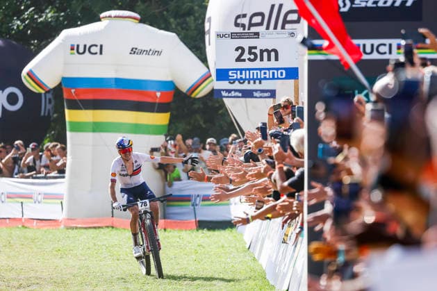 TRENTO, ITALY - AUGUST 30: Thomas Pidcock from Great Britain celebrates his victory with the fans before the finish line during the Uci Mountainbike World Championship, WM, Weltmeisterschaft - Men Elite Cross-County World Championships at Val di Sole on August 30, 2026 in Trento, Italy. Trento Val di Sole Trento Italy Copyright: xJustPictures.ch FrancescoxMinghettix jp-en-EuSpIm-JP6_FRM_UCIWC_ManXCO_30Aug_000341