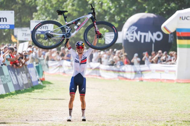 TRENTO, ITALY - AUGUST 30: Thomas Pidcock from Great Britain celebrates the victory by raising his bike into the air before crossing the finish line during the Uci Mountainbike World Championship, WM, Weltmeisterschaft - Men Elite Cross-County World Championships at Val di Sole on August 30, 2026 in Trento, Italy. Trento Val di Sole Trento Italy Copyright: xJustPictures.ch FrancescoxMinghettix jp-en-EuSpIm-JP6_FRM_UCIWC_ManXCO_30Aug_000342