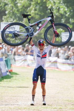 TRENTO, ITALY - AUGUST 30: Thomas Pidcock from Great Britain celebrates the victory by raising his bike into the air before crossing the finish line during the Uci Mountainbike World Championship, WM, Weltmeisterschaft - Men Elite Cross-County World Championships at Val di Sole on August 30, 2026 in Trento, Italy. Trento Val di Sole Trento Italy Copyright: xJustPictures.ch FrancescoxMinghettix jp-en-EuSpIm-JP6_FRM_UCIWC_ManXCO_30Aug_000343