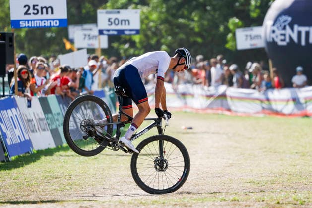 TRENTO, ITALY - AUGUST 30: Charlie Aldridge from Great Britain crosses the finish line with a 360, his trademark move during the Uci Mountainbike World Championship, WM, Weltmeisterschaft - Men Elite Cross-County World Championships at Val di Sole on August 30, 2026 in Trento, Italy. Trento Val di Sole Trento Italy Copyright: xJustPictures.ch FrancescoxMinghettix jp-en-EuSpIm-JP6_FRM_UCIWC_ManXCO_30Aug_000344