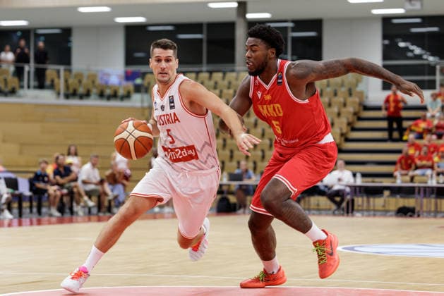 BASKETBALL - FIBA EuroBasket, quali, AUT vs MKD VIENNA,AUSTRIA,30.AUG.26 - BASKETBALL - FIBA EuroBasket 2029 Pre-Qualifier, Austria vs North Macedonia. Image shows Bogic Vujosevic (AUT) and Moses Anthony Wright (MKD).  GEPAxpictures xArminxRauthner