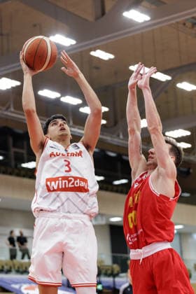 BASKETBALL - FIBA EuroBasket, quali, AUT vs MKD VIENNA,AUSTRIA,30.AUG.26 - BASKETBALL - FIBA EuroBasket 2029 Pre-Qualifier, Austria vs North Macedonia. Image shows Nico Zeleznik (AUT) and Viktor Tashovsi (MKD).  GEPAxpictures xArminxRauthner