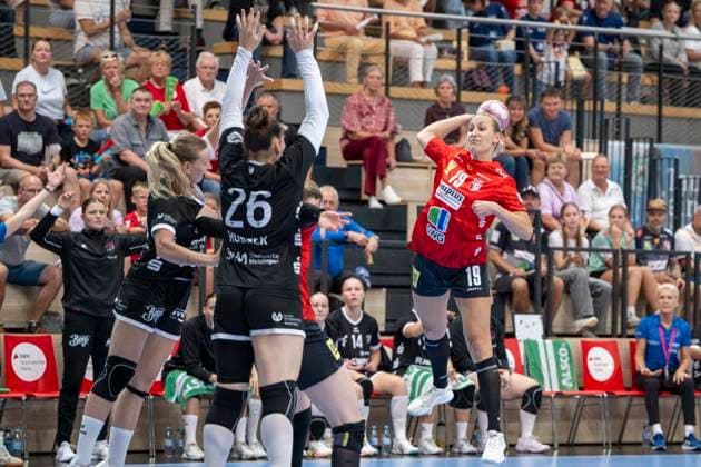 Handball Bundesliga Frauen, Saison 2026 2027 SV Union Halle-Neustadt vs.TuS Metzingen Halle, Deutschland 30.August 2026: Im Bild:v.li.Svenja Huebner (Metzingen) und Lea Gruber (Halle) Halle Saale SWH Arena Sachsen-Anhalt Deutschland