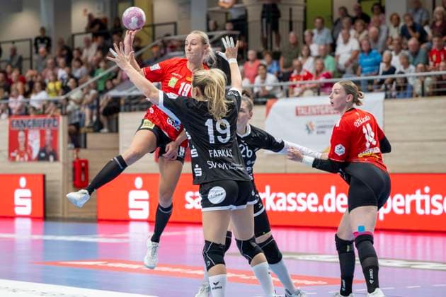 Handball Bundesliga Frauen, Saison 2026 2027 SV Union Halle-Neustadt vs.TuS Metzingen Halle, Deutschland 30.August 2026: Im Bild:v.li.Lea Gruber (Halle), Johanna Farkas (Metzingen) und Tina Wagenlader (Halle) Halle Saale SWH Arena Sachsen-Anhalt Deutschland