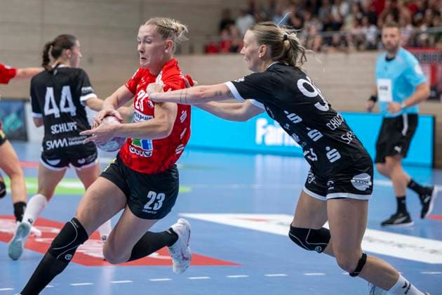 Handball Bundesliga Frauen, Saison 2026 2027 SV Union Halle-Neustadt vs.TuS Metzingen Halle, Deutschland 30.August 2026: Im Bild:v. li. im Zweikampf Marie Polakova (Halle) und Charlotte Cholevova (Metzingen) Halle Saale SWH Arena Sachsen-Anhalt Deutschland