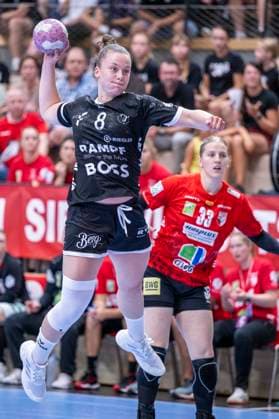 Handball Bundesliga Frauen, Saison 2026 2027 SV Union Halle-Neustadt vs.TuS Metzingen Halle, Deutschland 30.August 2026: Im Bild:v.li.Ida Petzold (Metzingen) und Nele Wenzel (Halle) Halle Saale SWH Arena Sachsen-Anhalt Deutschland